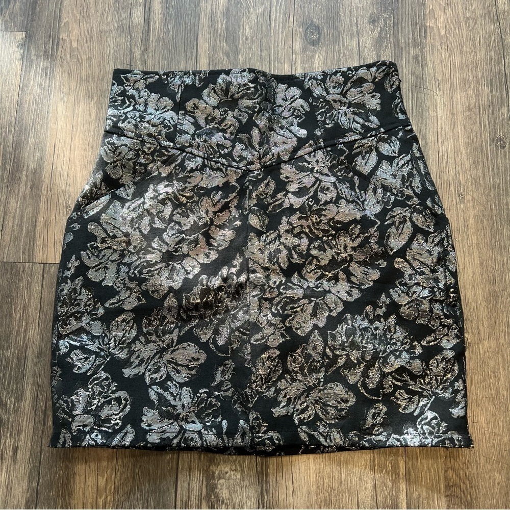 H&M Shimmering Silver Metallic High Waisted Black Floral Mini Skirt Size 6 - Picture 3 of 10